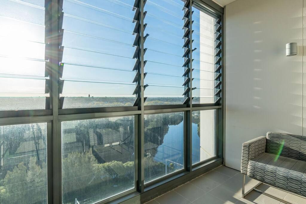 Apartment Water View 5 Min Walk Station Shopping Close *